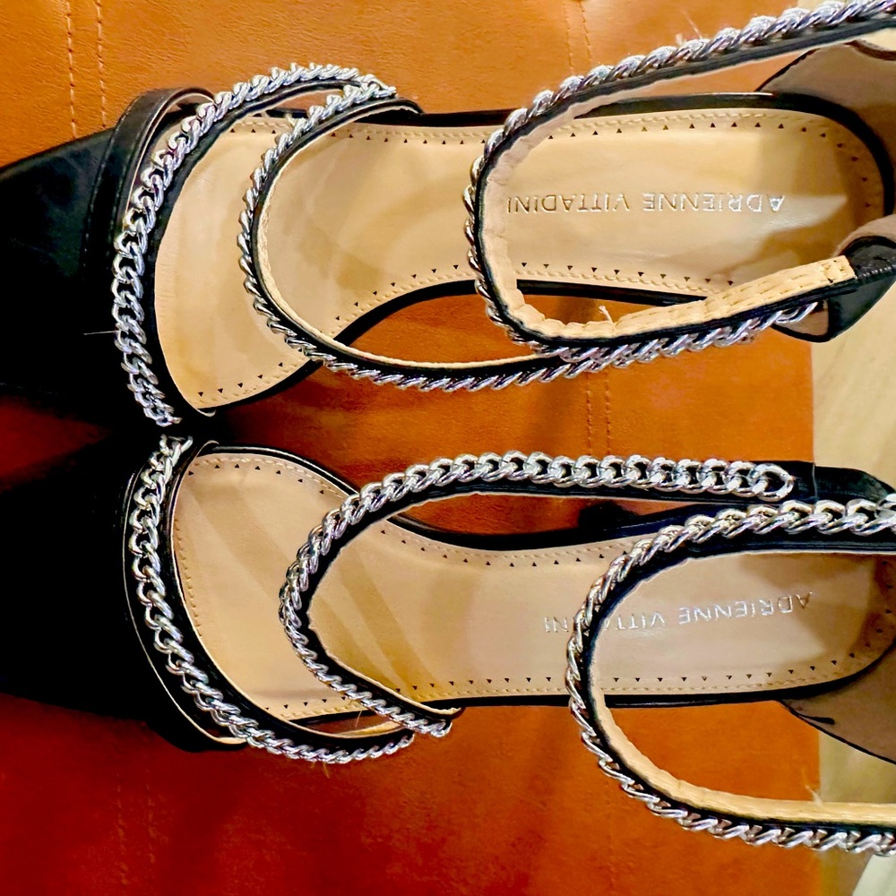 NEVER WORN/New Adrienne Vittadini chain detailed heels, size 9 black